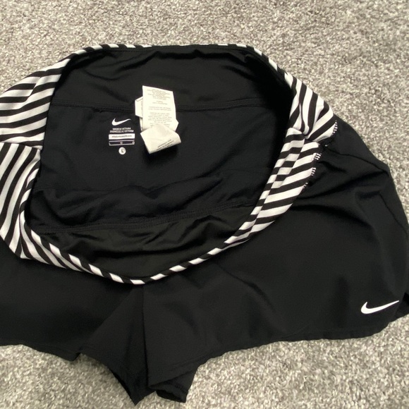 Black & White Nike Athletic Shorts, L - Picture 6 of 9